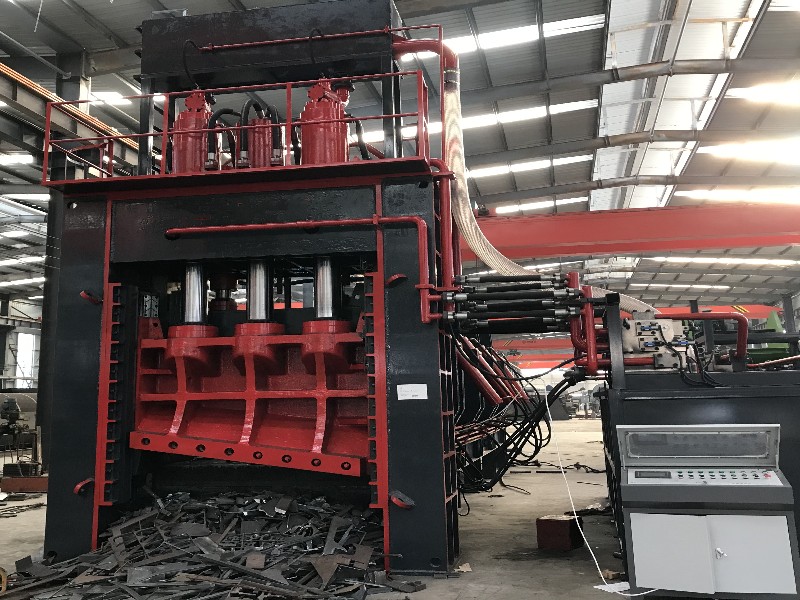 Large metal shredder machine